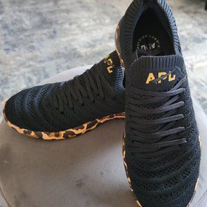 Athletic Propulsion Labs - APL Women's TechLoom Wave size 6.5  like new